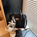 Sac seau noir embossé crocodile avec breloque étoile argentée et bandoulière réglable - Avec Pendentif / Noir