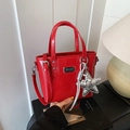 Sac seau rouge à texture crocodile avec pendentif étoile et bandoulière réglable - Avec Pendentif / Rouge