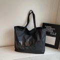 Minimalistische große schwarze Nylon-Tragetasche mit glänzendem Buchstabendruck und Riemen - Schwarz