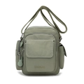 Dettaglio della borsa a tracolla in nylon verde con tasche multiple e tessuto resistente - Verde