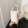 Mini sac seau crème avec poignées, bandoulière et pendentif cœur rose - Blanc avec pendentif