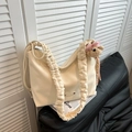 Bolso tote de cuero PU crema con correa fruncida y un colgante de oso de peluche - Blanco con colgante