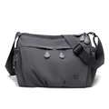 Dettaglio della borsa a tracolla in nylon grigio scuro con tasche a zip e logo del marchio ms - Grigio