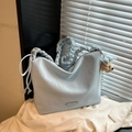 Bolso tote grande azul claro con asas plisadas y lindo colgante de oso de peluche - Azul con Colgante
