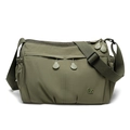 Dettaglio borsa a tracolla verde oliva con tasche con cerniera e scomparti laterali - Verde