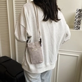 Mini crossbodytas van canvas met koffie- en wit ruitpatroon en Sozakka-label op de rug - Khaki