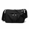 Dettaglio della borsa a tracolla in nylon nero con cerniere multiple e cinghie regolabili - Nero