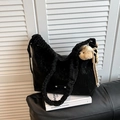 Bolso tote negro plisado minimalista con colgante de oso y correa ancha con volantes - Negro con colgante