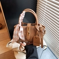 Schicke braune Patchwork PVC- und Ledertasche mit kariertem Schal und verstellbarem Gurt - Braun