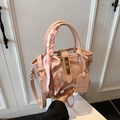 Rosa Vintage Eimertasche aus transparentem PVC und Leder mit dekorativem Seidenschal - Rosa