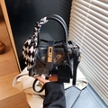 Sac seau rétro en PVC transparent noir avec pochette intérieure et foulard à carreaux - Noir