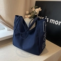 Grande borsa tote in tela blu scuro con stampa di lettere e resistenti tracolle doppie - Blu