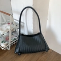 Nahaufnahme der schwarzen geflochtenen Lederstruktur und des Kordelzug-Details am Shopper - Schwarz