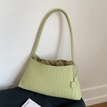 Dettaglio della borsa shopper intrecciata verde chiaro con texture in PU e chiusura a coulisse - Verde