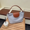 Bolso tote de lona gris claro con asas de cuero marrón y detalles en contraste - Gris