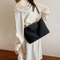 Bolso tote negro minimalista en tela Oxford con solapa y elegante diseño de hombro - Negro