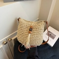 Geflochtene Stroh-Eimertasche in Beige mit Holzperlen-Quaste und braunem Riemen - Cremeweiß