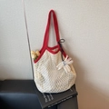 Sac bandoulière en maille beige avec anses rouges et breloque fleur blanche - Blanc & Rouge