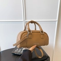 Sac Boston en cuir marron avec bandoulière amovible et lettrage fashion élégant - Kaki