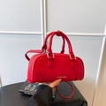 Sac bowling rouge chic à motif litchi avec ferrures argentées et bandoulière amovible - Rouge