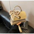 Detalle de bolso bandolera de cuero beige con bufanda floral y cierre de anillo de metal - Talla única / Caqui
