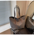 Détail du sac cabas en toile grise avec renfort en cuir et motif au point de croix - Brun Foncé