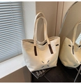 Détail du cabas en toile blanc cassé avec poignées en cuir marron et motif cousu - Blanc Cassé