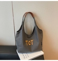 Détail du cabas en toile grise avec broderie TCT jaune et anse en cuir marron - Brun Foncé