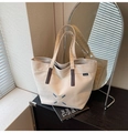 Détail du sac cabas en toile beige avec cuir marron et coutures en croix bleues - Kaki