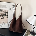 Bolso tote vintage de ante café oscuro mate con correa ajustable y remaches metálicos - Marrón