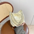 Borsa a tracolla crema trapuntata con grande catena di perle e pendente a stella - Giallo