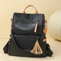 Damenrucksack aus schwarzem Kunstleder mit Camel-Patchwork und Quastendetail - Schwarz