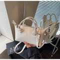 Elegante cremeweiße Umhängetasche aus Leder mit Knotengriff und silbernen Metalldetails - Cremeweiß