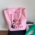Détail du sac cabas en toile rose montrant la doublure à carreaux et l'imprimé - Style Bad Dog Mafia / Rose