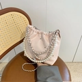 Borsa a secchiello trapuntata rosa chiaro con tracolla di perle e borchie - Rosa