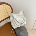 Elegante borsa a secchiello trapuntata bianca con tracolla di perle e catena d'argento - Bianco