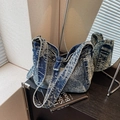 Ρετρό τσάντα denim σε snow wash μπλε με ρυθμιζόμενο φαρδύ ιμάντα ώμου και μεταλλικά στοιχεία - Μπλε