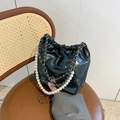 Sac seau noir brillant avec chaîne en perles et pendentif étoile argenté élégant - Noir