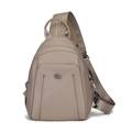 Detail der khakifarbenen Brusttasche mit rundem Metall-Logo und strukturiertem Stoff - Khaki