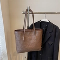 Borsa tote in pelle marrone con motivi in rilievo e tracolle lunghe eleganti - Senza Ciondolo / Marrone