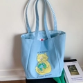 Sac cabas en toile bleu clair avec chat jaune de dessin animé et doublure vichy - Style Chat Dessin Animé (THE WORLD IS A GIANT KITTEN) / Bleu
