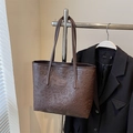 Borsa tote marrone scuro con icone graffiti a rilievo e tracolla abbinata - Senza Ciondolo / Marrone