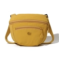 Detalle del bolso bandolera de nailon amarillo mostaza con cremallera doble y logo - Amarillo