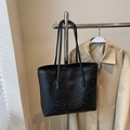 Grande borsa tote nera con motivi graffiti a rilievo e doppie tracolle - Senza Ciondolo / Nero