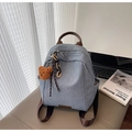 Detail eines hellblauen Denim-Rucksacks mit braunem Ledergriff und Bärenanhänger - Hellblau (Mit Anhänger)