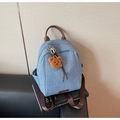 Detail eines hellblauen Denim-Rucksacks mit braunen Lederriemen und Plüschbär-Anhänger - Blau (Mit Anhänger)