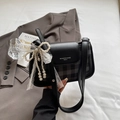 Elegante borsa a tracolla nera e scozzese con perle e fiocco in pizzo bianco - Nero