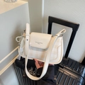 Borsa a spalla color crema con trama a scacchi, pendente in perla e decoro in pizzo - Bianco Sporco