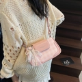 Borsa sottobraccio a scacchi rosa con ciondolo decorativo in perle e fiocco di pizzo - Rosa