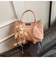 Détail du sac à main rose avec un pendentif ours en peluche et une pochette assortie - Avec Pendentif / Rose